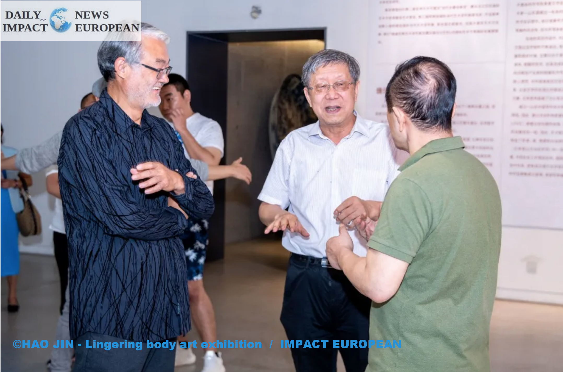 Shuang-Ning-à-gauche-Yishan-au-milieu-Jia-Tingfeng-à-droite-pour-un-échange-artistique-2.1 The art of Yishan, a mixture of traditional and digital art