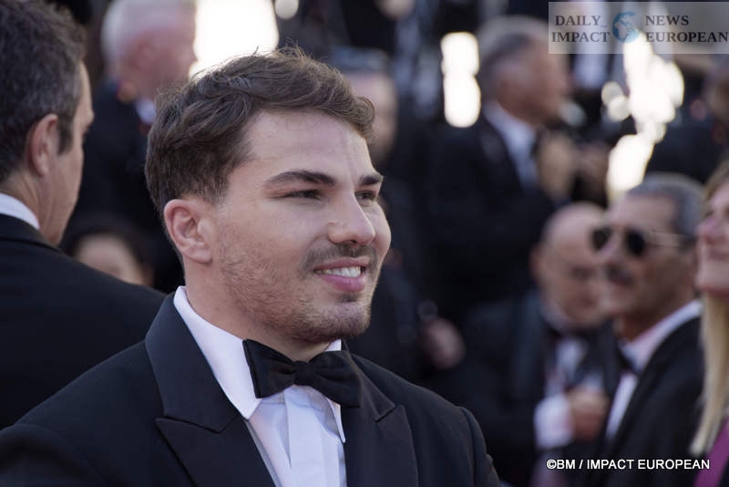 Dossier-137-008 Cannes Film Festival 2025: The Yellow Vests on the Croisette, Invited by Dominik Moll in "Dossier 137"