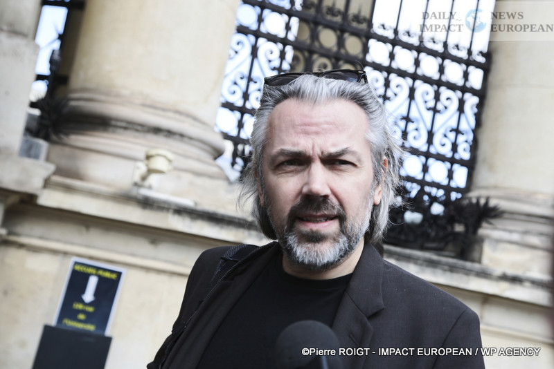 A27I0650vote-deputes French Parliament Ousts Bayrou Government in Historic Confidence Vote