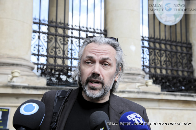 A27I0654vote-deputes French Parliament Ousts Bayrou Government in Historic Confidence Vote