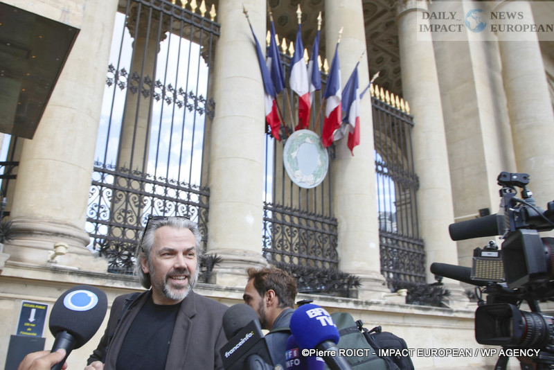 A27I0655vote-deputes French Parliament Ousts Bayrou Government in Historic Confidence Vote
