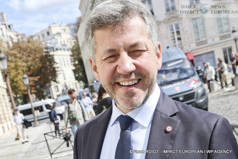 A27I0667vote-deputes French Parliament Ousts Bayrou Government in Historic Confidence Vote