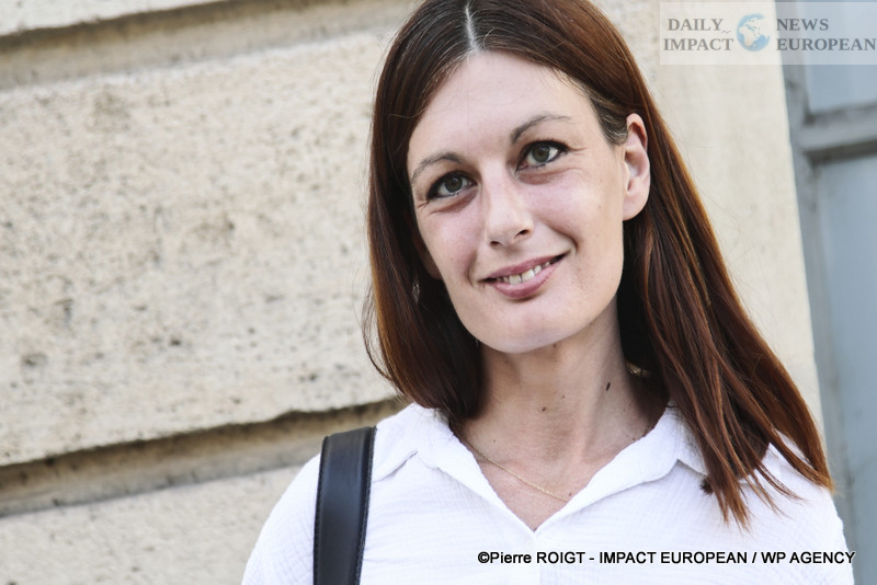 A27I0680vote-deputes French Parliament Ousts Bayrou Government in Historic Confidence Vote