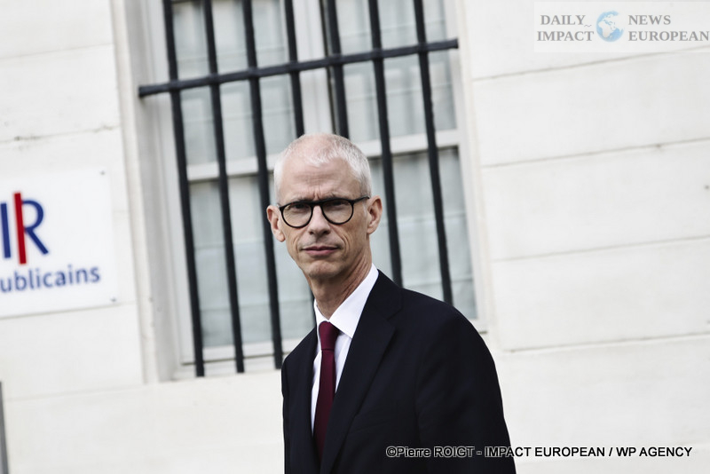 A27I0712vote-deputes French Parliament Ousts Bayrou Government in Historic Confidence Vote