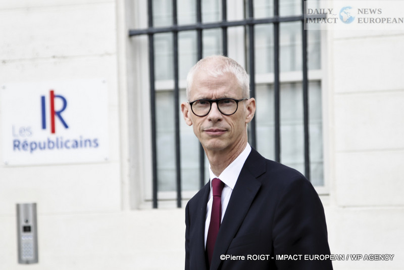 A27I0713vote-deputes French Parliament Ousts Bayrou Government in Historic Confidence Vote