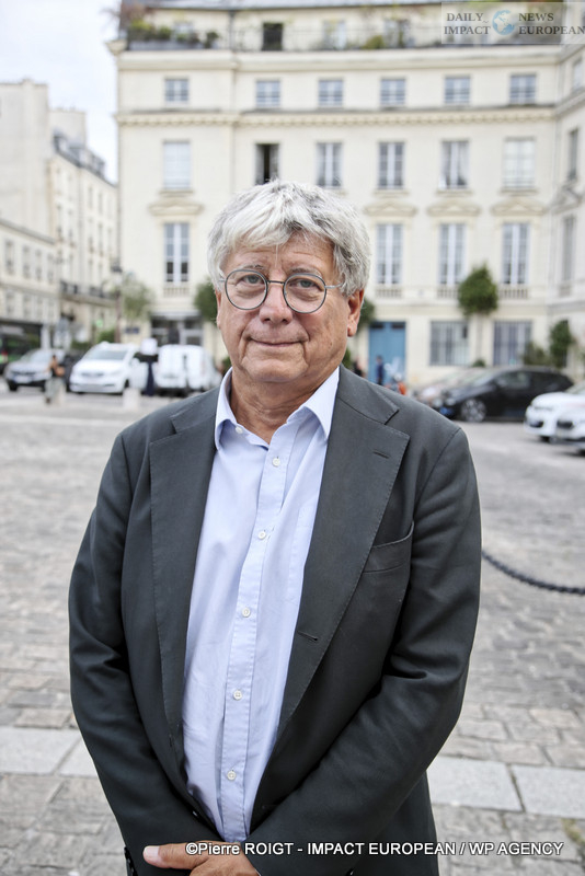 A27I0718vote-deputes French Parliament Ousts Bayrou Government in Historic Confidence Vote