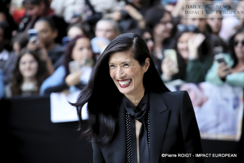 A27I2266Tom-Ford-PARIS-FW2025 Sensuality and Light in the Dark: Tom Ford Enchants Paris Fashion Week