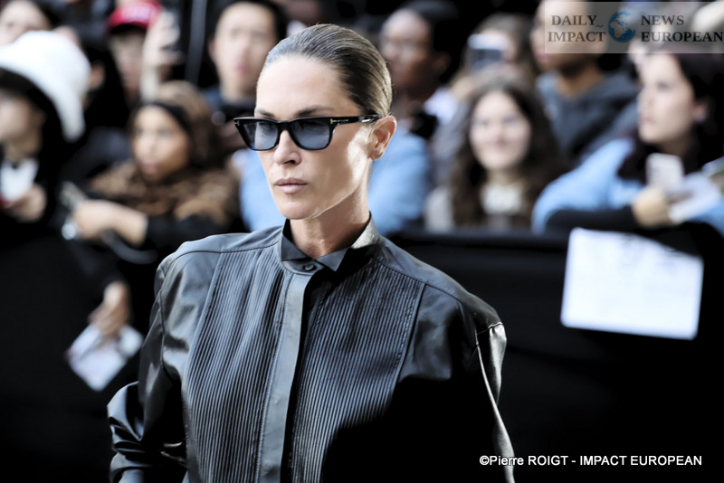 A27I2278Tom-Ford-PARIS-FW2025 Sensuality and Light in the Dark: Tom Ford Enchants Paris Fashion Week