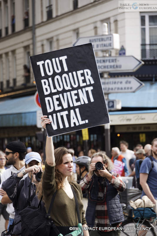 Manif-2-octobre-2025-058 October 2 Strike 2025: Lower Turnout Despite Symbolic Actions