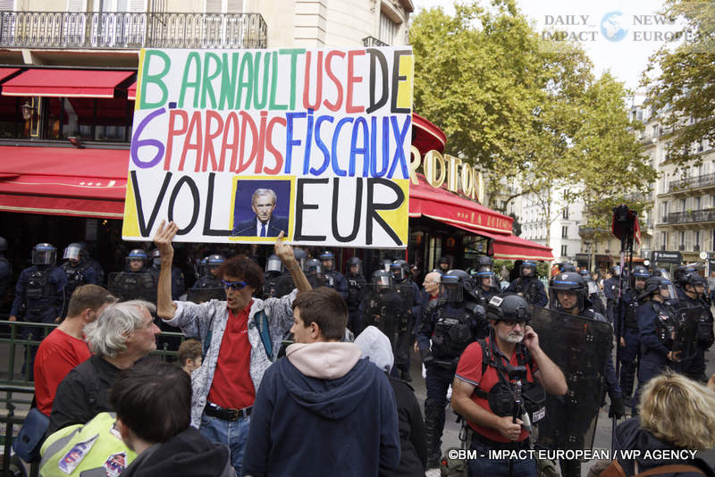Manif-2-octobre-2025-062 October 2 Strike 2025: Lower Turnout Despite Symbolic Actions