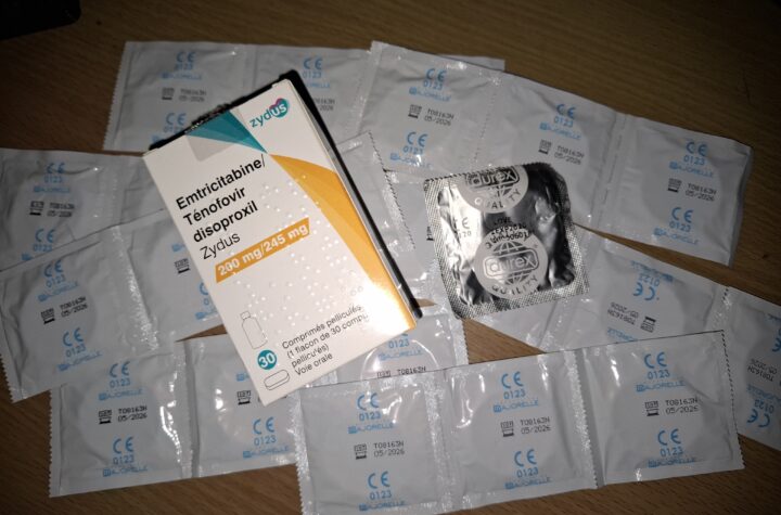 Boîte de traitement préventif PrEP avec des préservatifs, illustrant la prévention du VIH