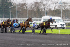 Christmas at the racecourse – mini horses and Santa Claus